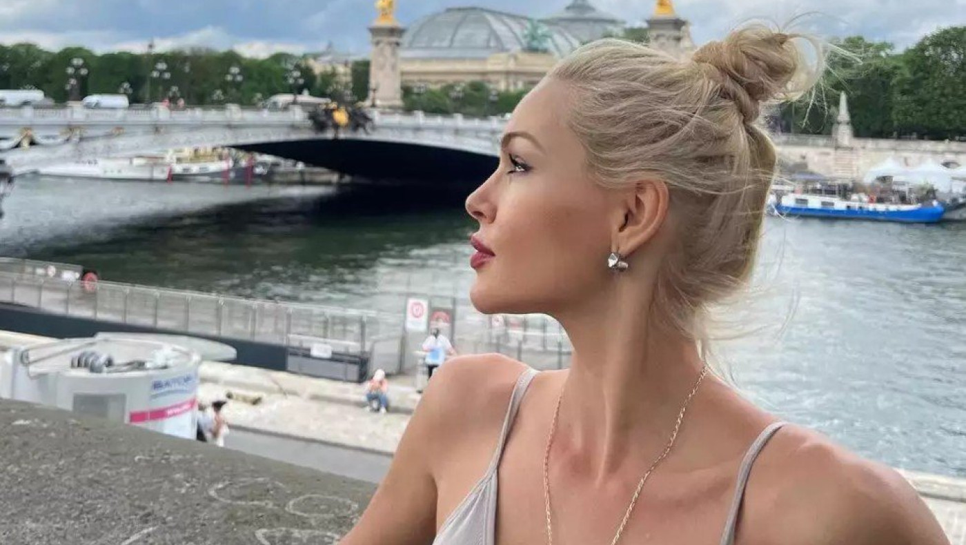 Βίκυ Κάβουρα: Στην αγκαλιά του Γιώργου Τζαβέλλα στο Παρίσι