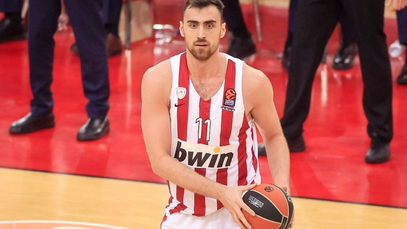 Ο Μιλουτίνοφ επιστρέφει για δύο χρόνια στον Ολυμπιακό