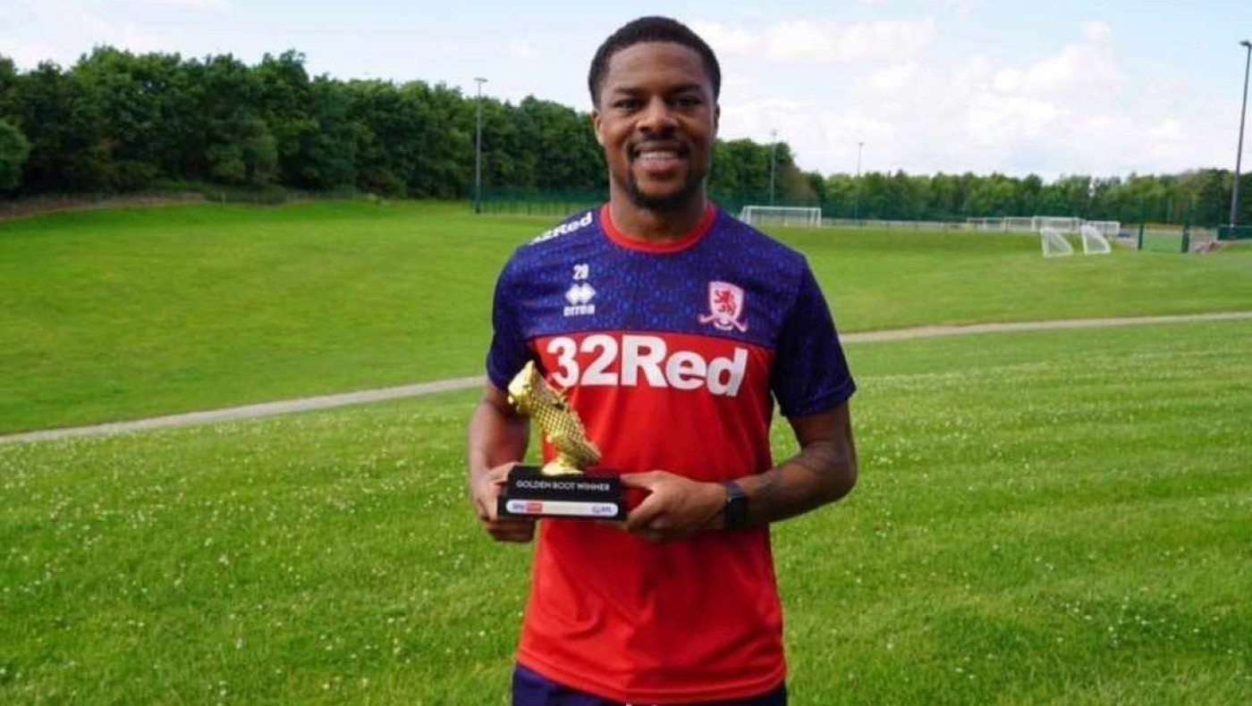 Επιβράβευση για τον Άκπομ: Παρέλαβε το χρυσό παπούτσι ο πρώην επιθετικός του ΠΑΟΚ