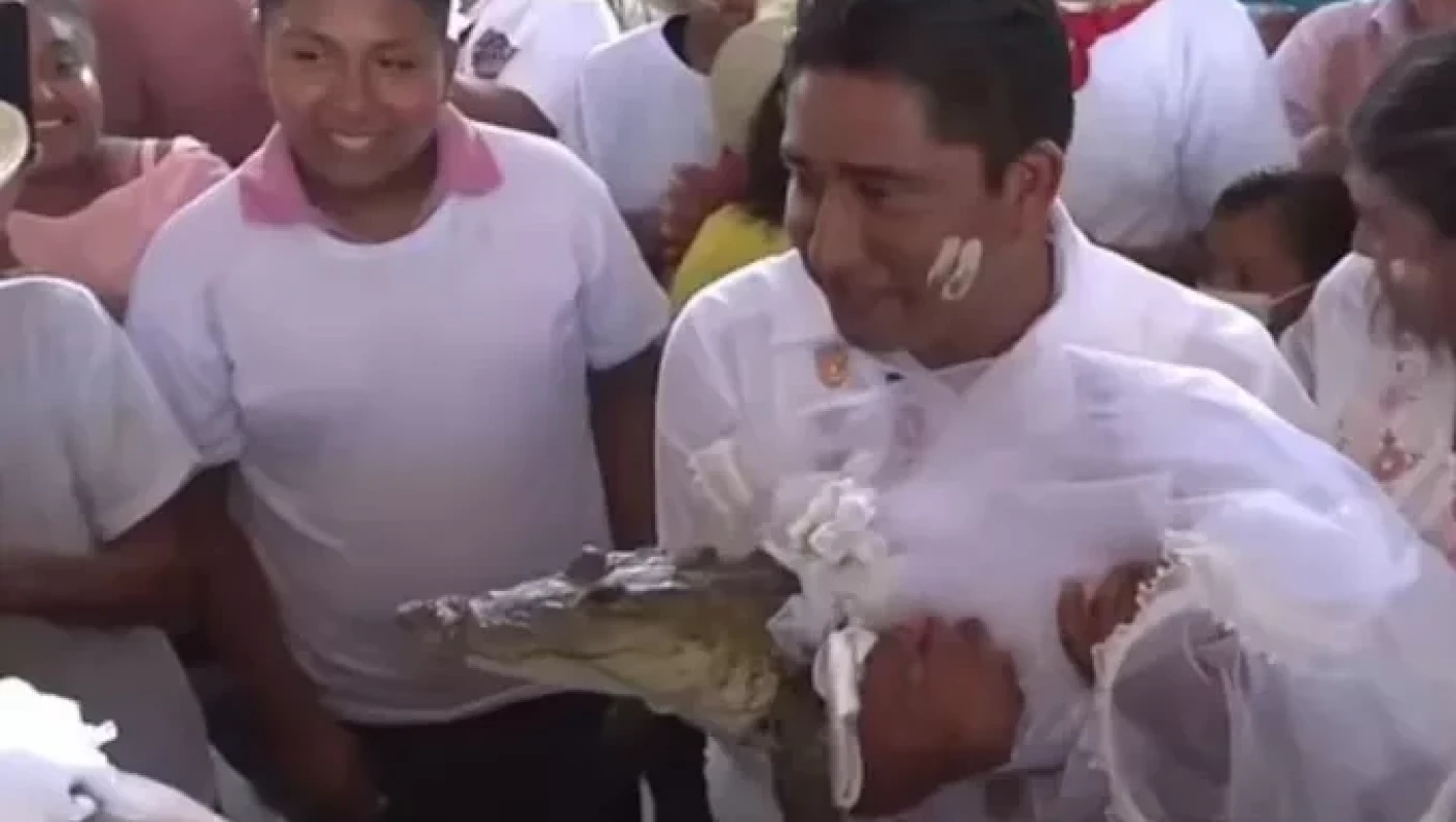 Μεξικανός δήμαρχος παντρεύτηκε αλιγάτορα- Χόρεψε και φίλησε τη...νύφη