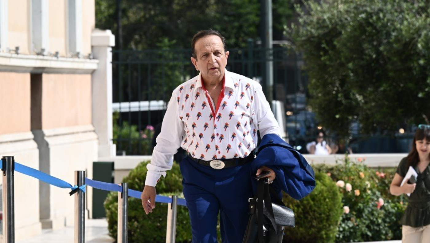 Ορκωμοσία Βουλής: Το πουκάμισο του Μπιμπίλα έσπασε κάθε...«dress code»- Βγάζουν μάτι οι παπαγάλοι