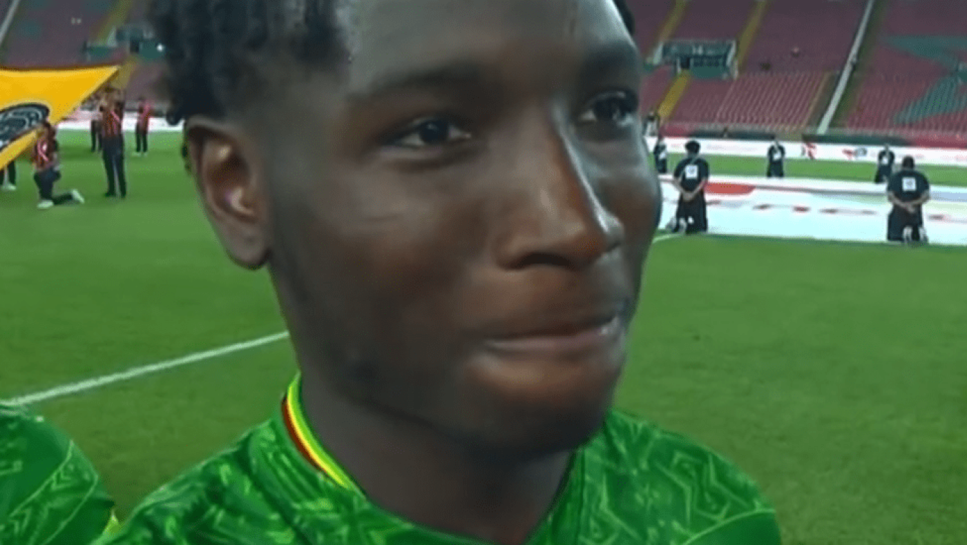 Ποδοσφαιριστής του Μάλι άρχισε να... γελάει την ώρα του εθνικού ύμνου της χώρας του (vid)