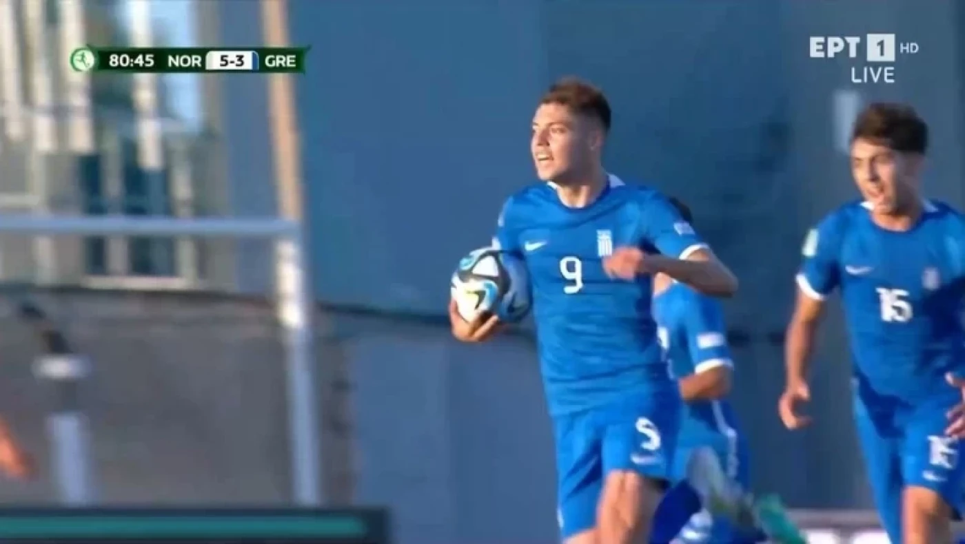 Εθνική: Υπέγραφε αυτόγραφα μετά τη λήξη του αγώνα ο Τζίμας