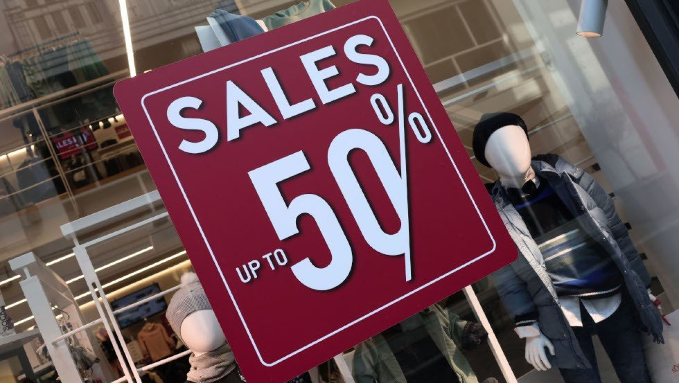 Θερινές εκπτώσεις: Σκέψεις για κλειστά καταστήματα την Κυριακή λόγω καύσωνα