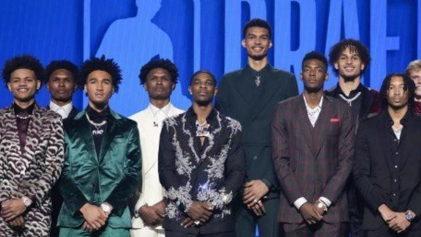 Τα νέα αστέρια του ΝΒΑ σχολιάζουν παιδικές φωτογραφίες τους (vid)