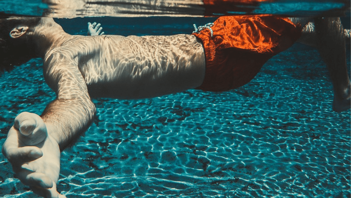 Οδηγίες για να μην κινδυνεύσετε στη θάλασσα: «Σταματήστε να ντύνετε τα παιδιά...''RoboCop''»