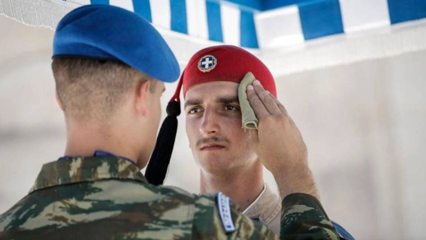 Καύσωνας Κλέων: Ακίνητοι οι εύζωνες στο Μνημείο του Άγνωστου Στρατιώτη - Τους σκουπίζουν τον ιδρώτα και τους δίνουν νερό