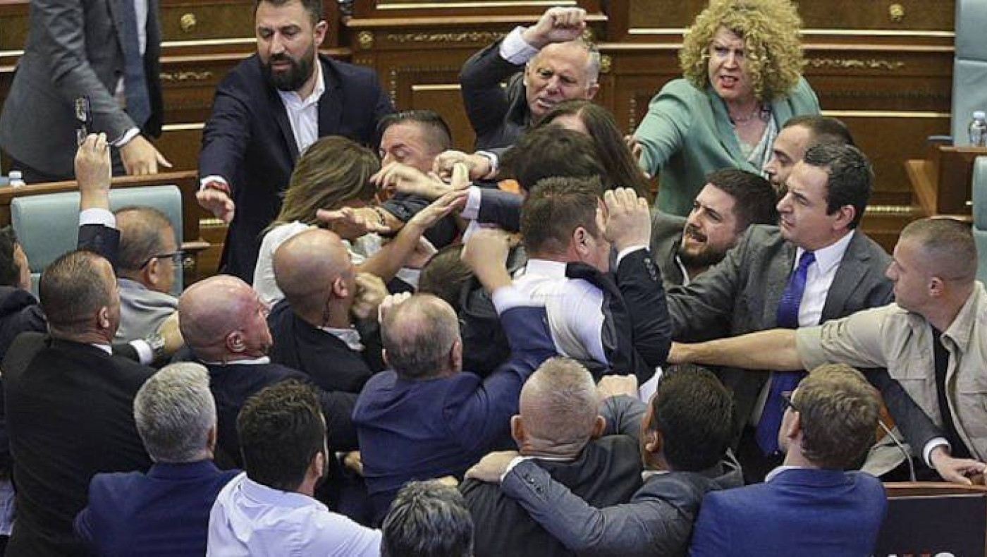 Κόσοβο: Άγριο ξύλο στη Βουλή (vid)