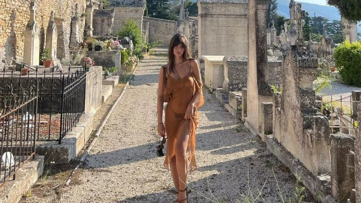 H Εμιλι Ραταϊκόφσκι με see through φόρεμα σε... νεκροταφείο