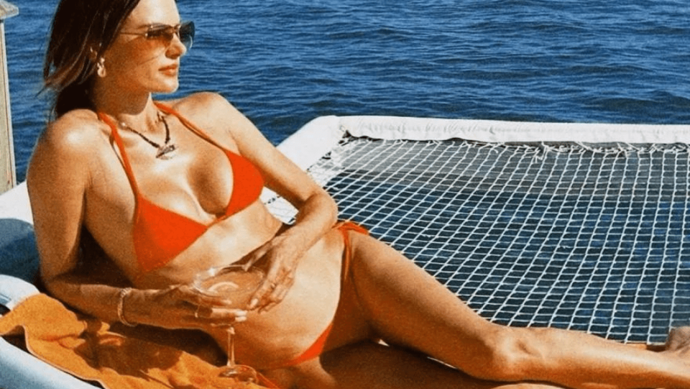 Η Αλεσάντρα Αμπρόσιο «τρελαίνει» με πορτοκαλί στρινγκ μπικίνι (pics)