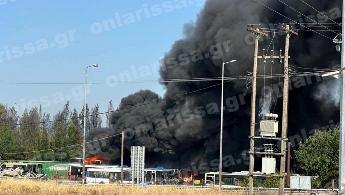 Φωτιά ξέσπασε στον κόμβο Πλατυκάμπου στη Λάρισα - Καίγονται σταθμευμένα λεωφορεία
