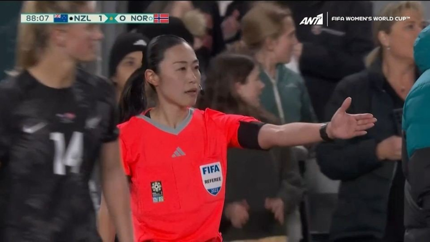 Παγκόσμιο Κύπελλο Γυναικών: Η διαιτητής ανακοίνωσε πέναλτι μέσω... μικροφώνου!