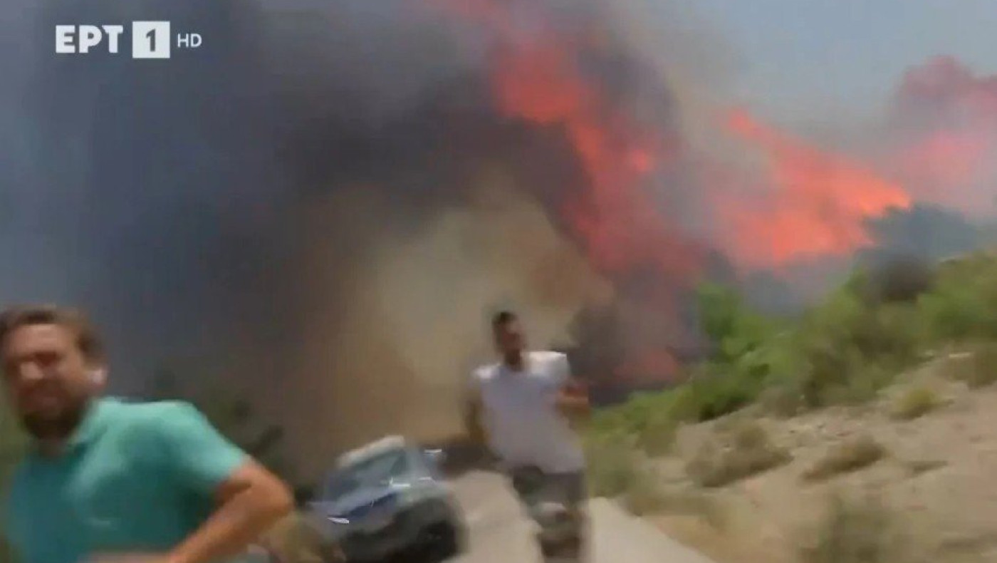 «Φύγετε!»: Συνεργείο της ΕΡΤ και εθελοντές τρέχουν να γλιτώσουν από τη φωτιά