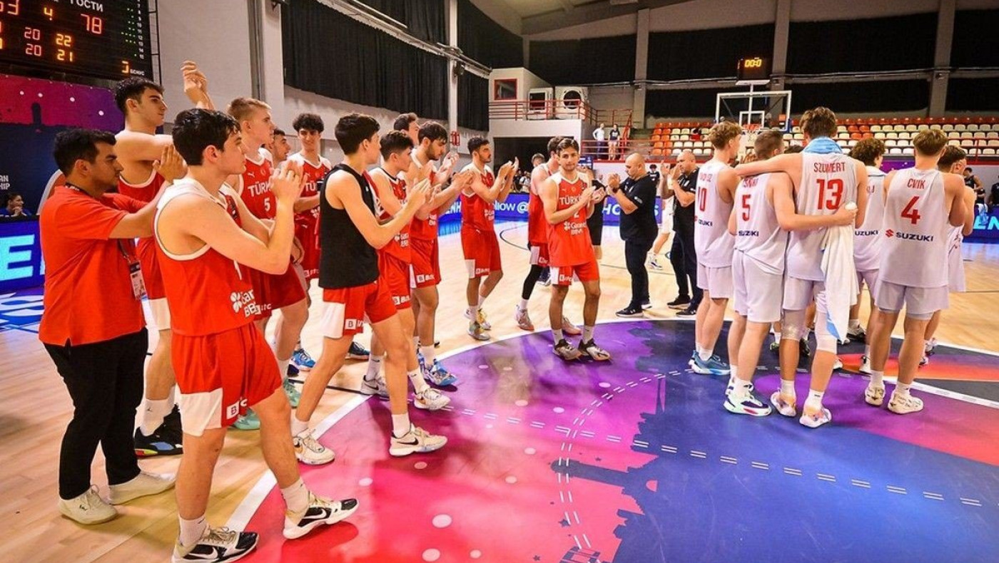 Πολωνία-Τουρκία: Οι παίκτες άλλαζαν απλά πάσες στα τελευταία λεπτά διαμαρτυρόμενοι για τις συνθήκες στο Ευρωπαϊκό U18