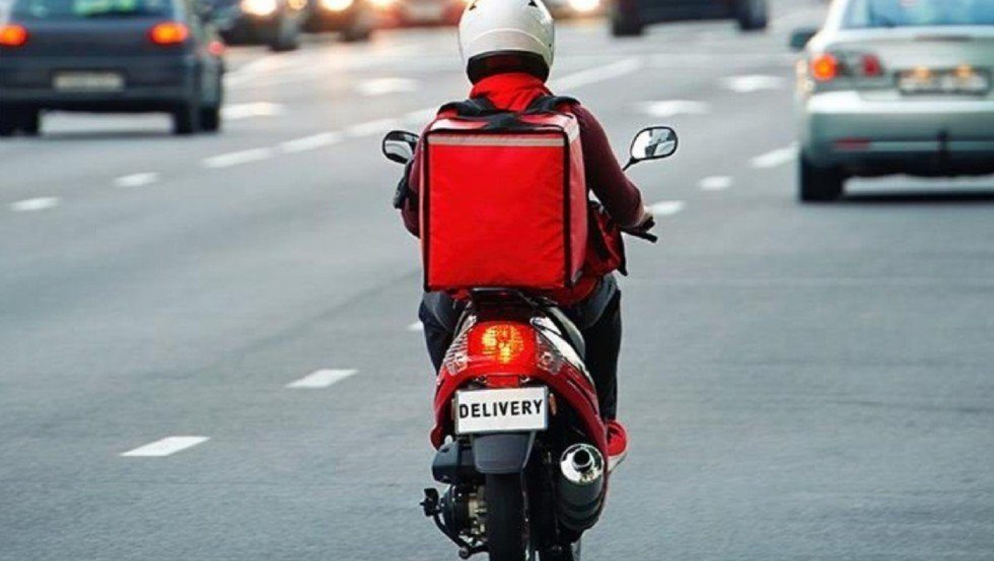 Πελάτης ΄΄ήταν με άλλη και ζήτησε να του φέρουν την παραγγελία με συνθηματικό!