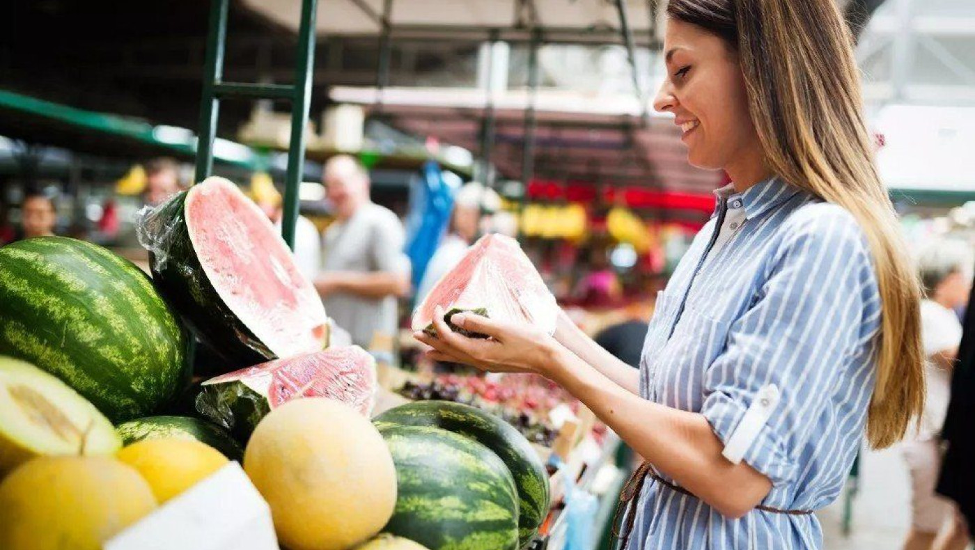 Το αλάνθαστο κόλπο για να επιλέγεις πάντα το καλύτερο καρπούζι