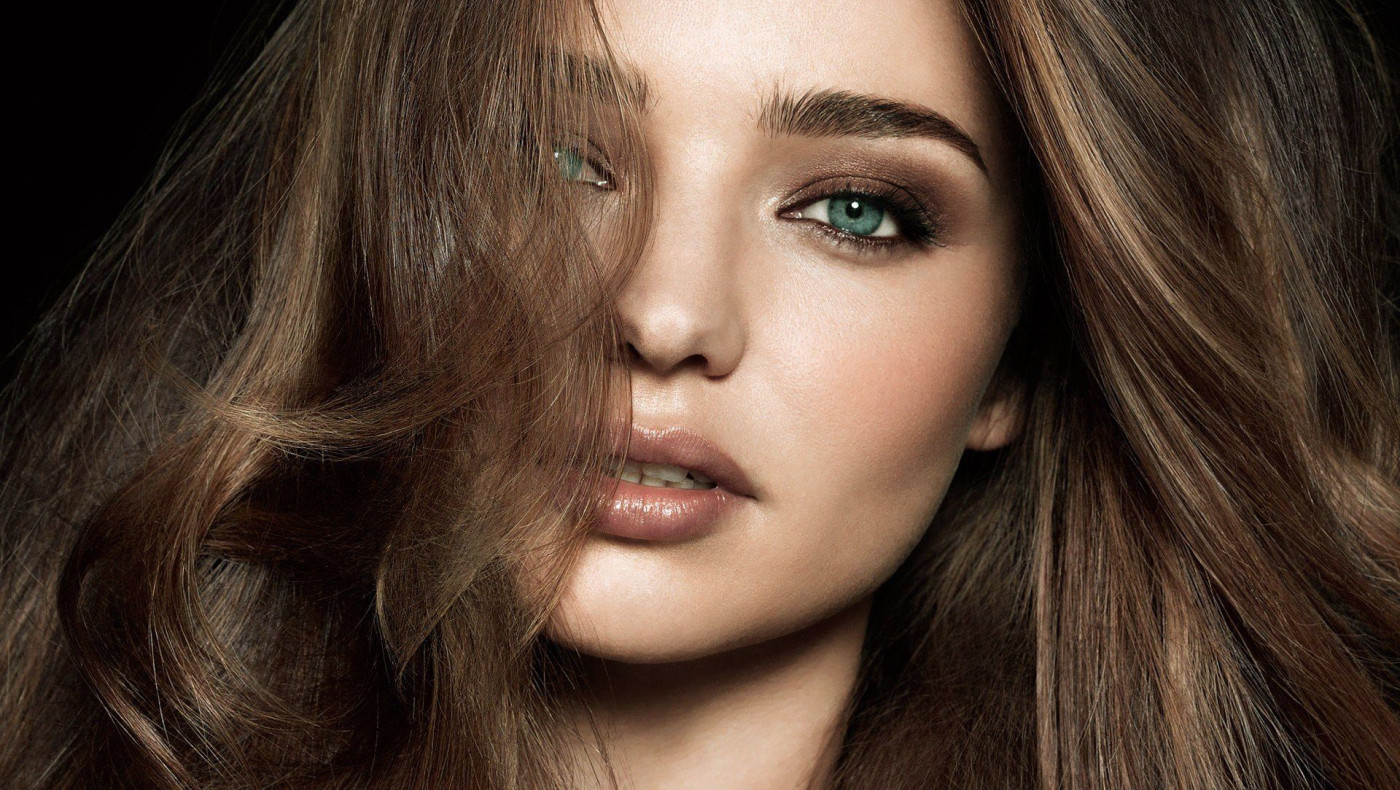 Η Μιράντα Κερ μόνο με τα κοσμήματα της  (pics)