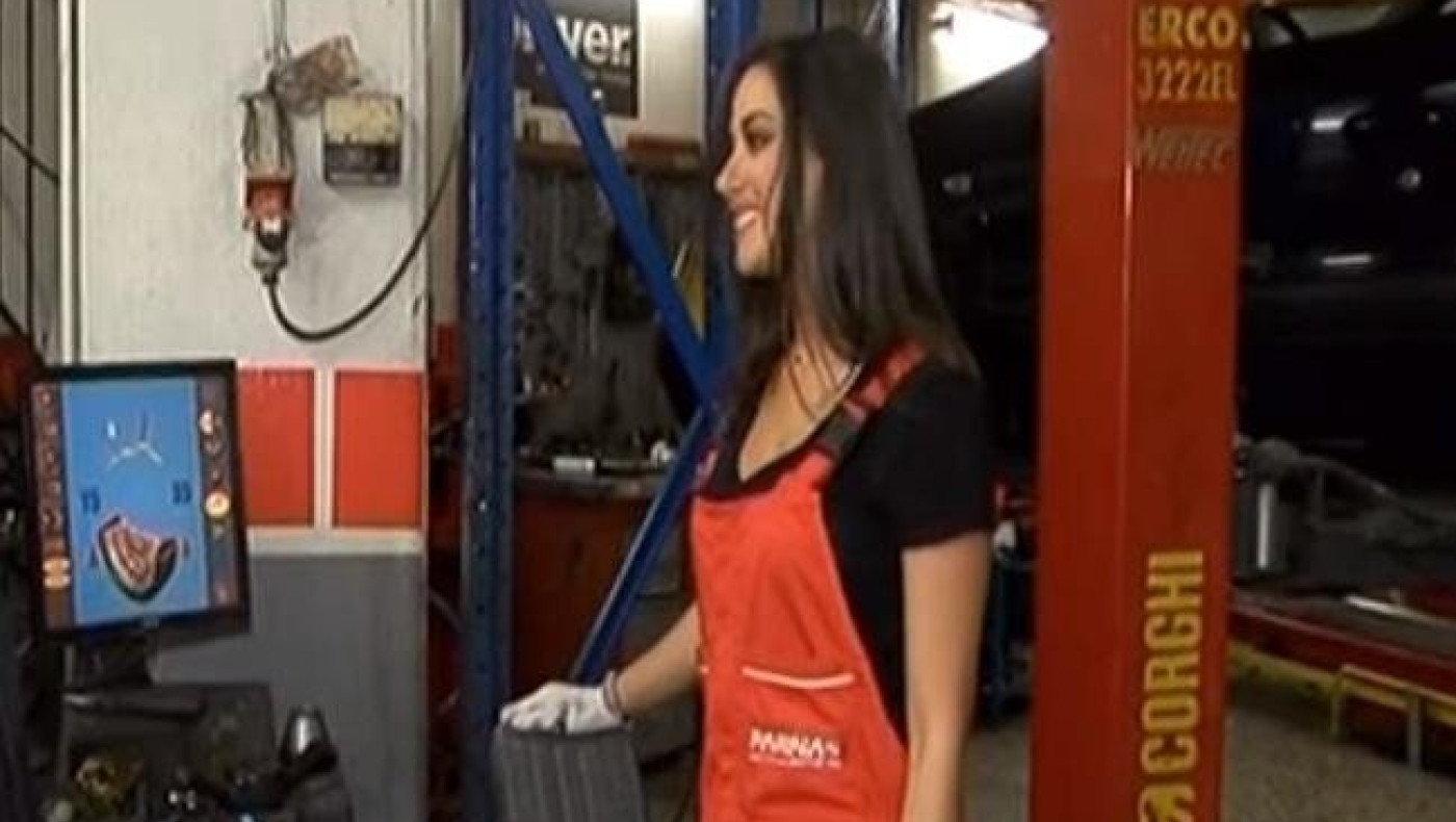 Η Χριστίνα Μουστάκα έπιασε... δουλειά! (Video)