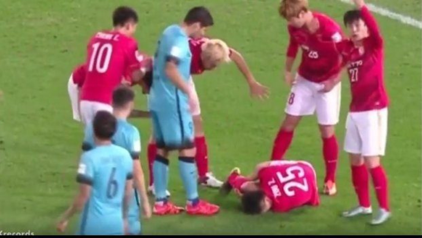 Σοκαριστικός τραυματισμός στο Γκουανγκζού - Μπαρτσελόνα (video)