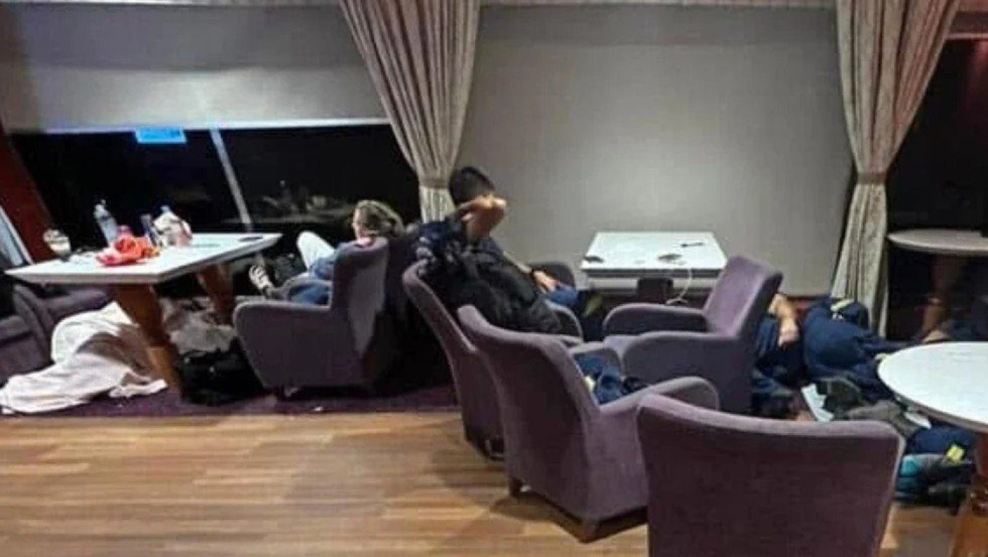 Εικόνες ντροπής: Πυροσβέστες στο πάτωμα πλοίου κατά την επιστροφή τους από τη Ρόδο