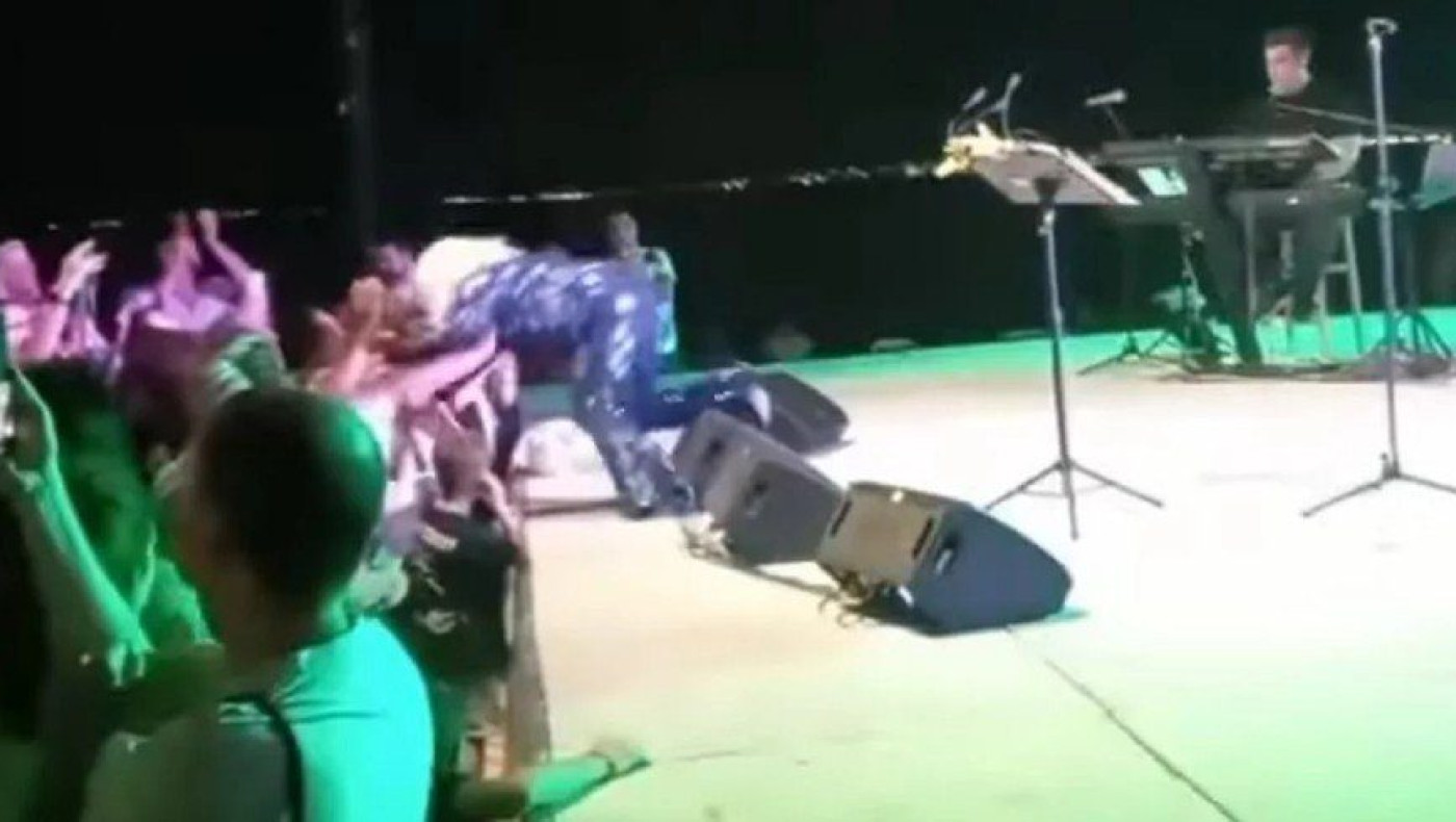 Μπέσσυ Αργυράκη: Έπεσε από την εξέδρα ενώ τραγουδούσε στη Θεσσαλονίκη