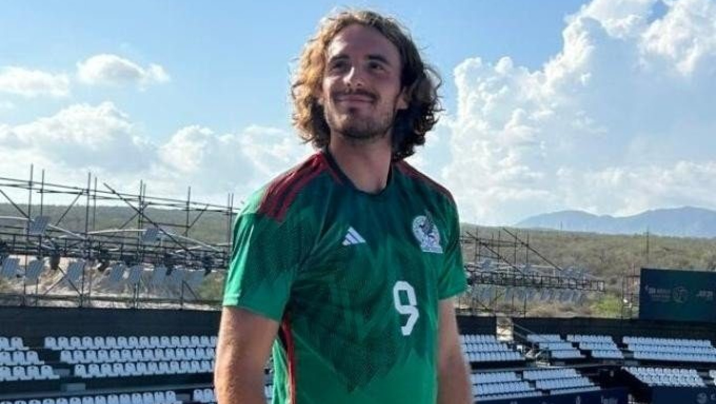 Άρχισαν τα δώρα για τον Τσιτσιπά: Στα «πράσινα» με φανέλα του Μεξικό