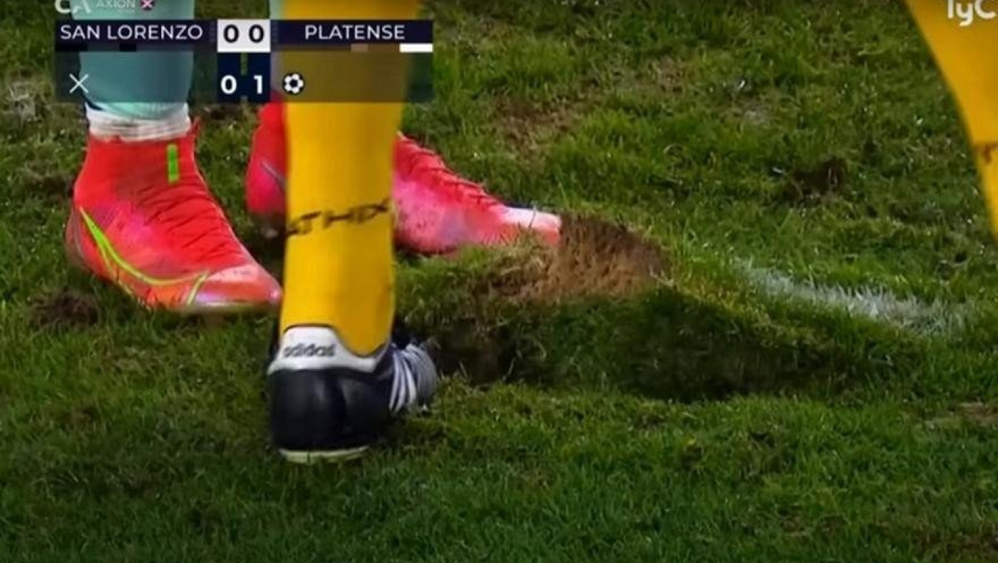 Παίκτης «έσκαψε» το γήπεδο σε πέναλτι και άλλαξαν εστίες εκτέλεσης