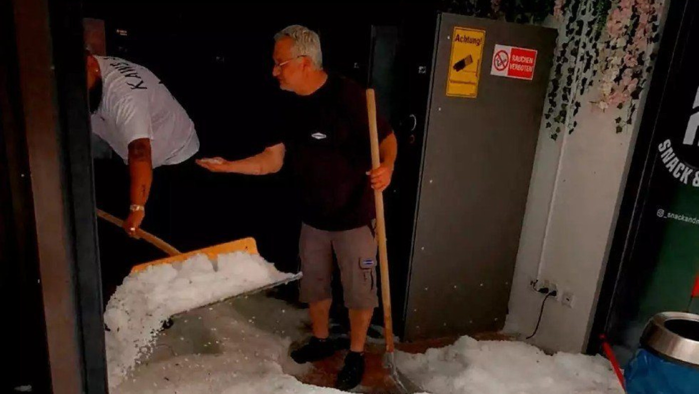 Σφοδρή χαλαζόπτωση στη νοτιοδυτική Γερμανία – Βγήκαν τα εκχιονιστικά στους δρόμους