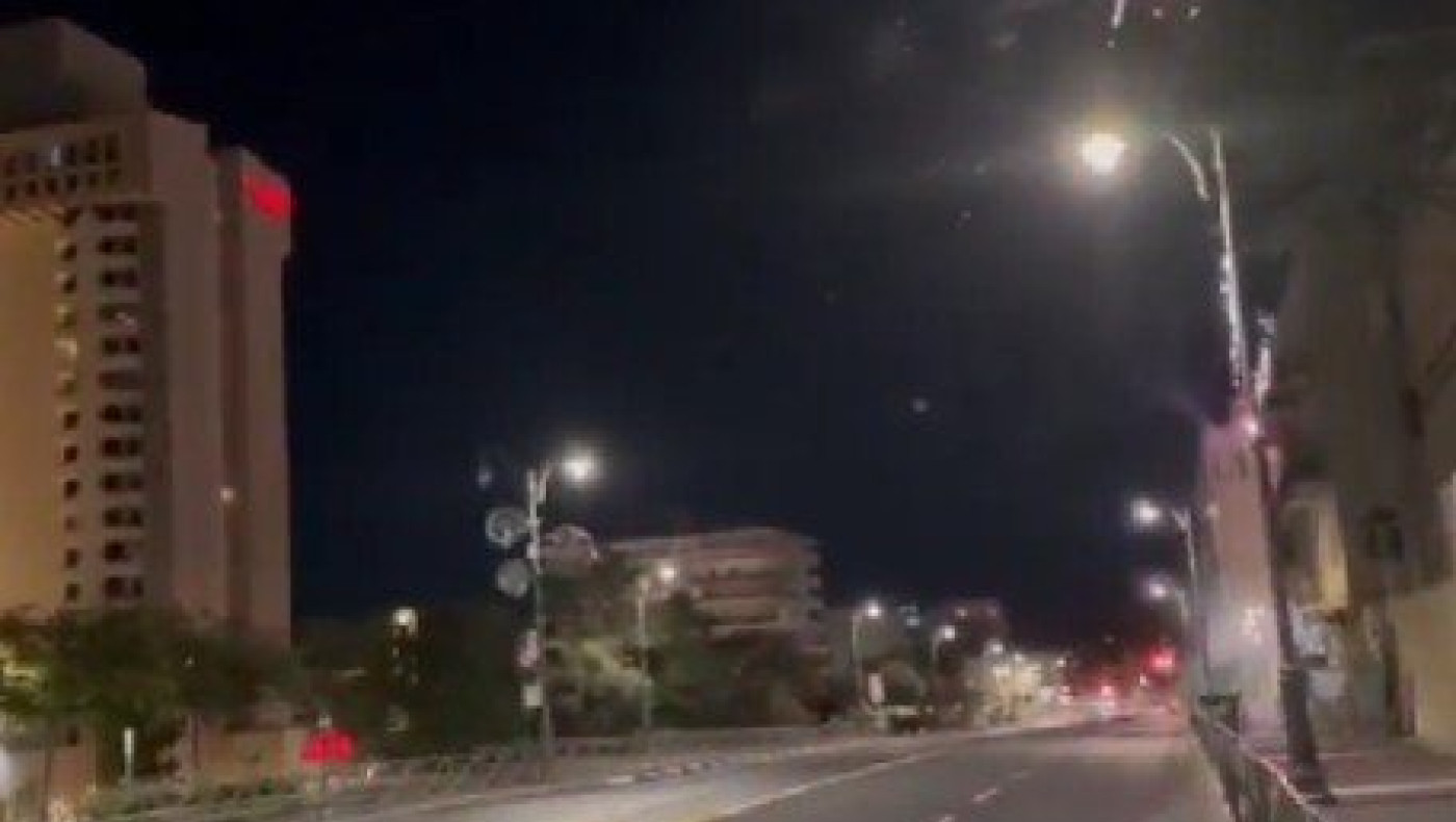 Βίντεο με τα πυροτεχνήματα των οπαδών της Μπεϊτάρ έξω από το ξενοδοχείο του ΠΑΟΚ!