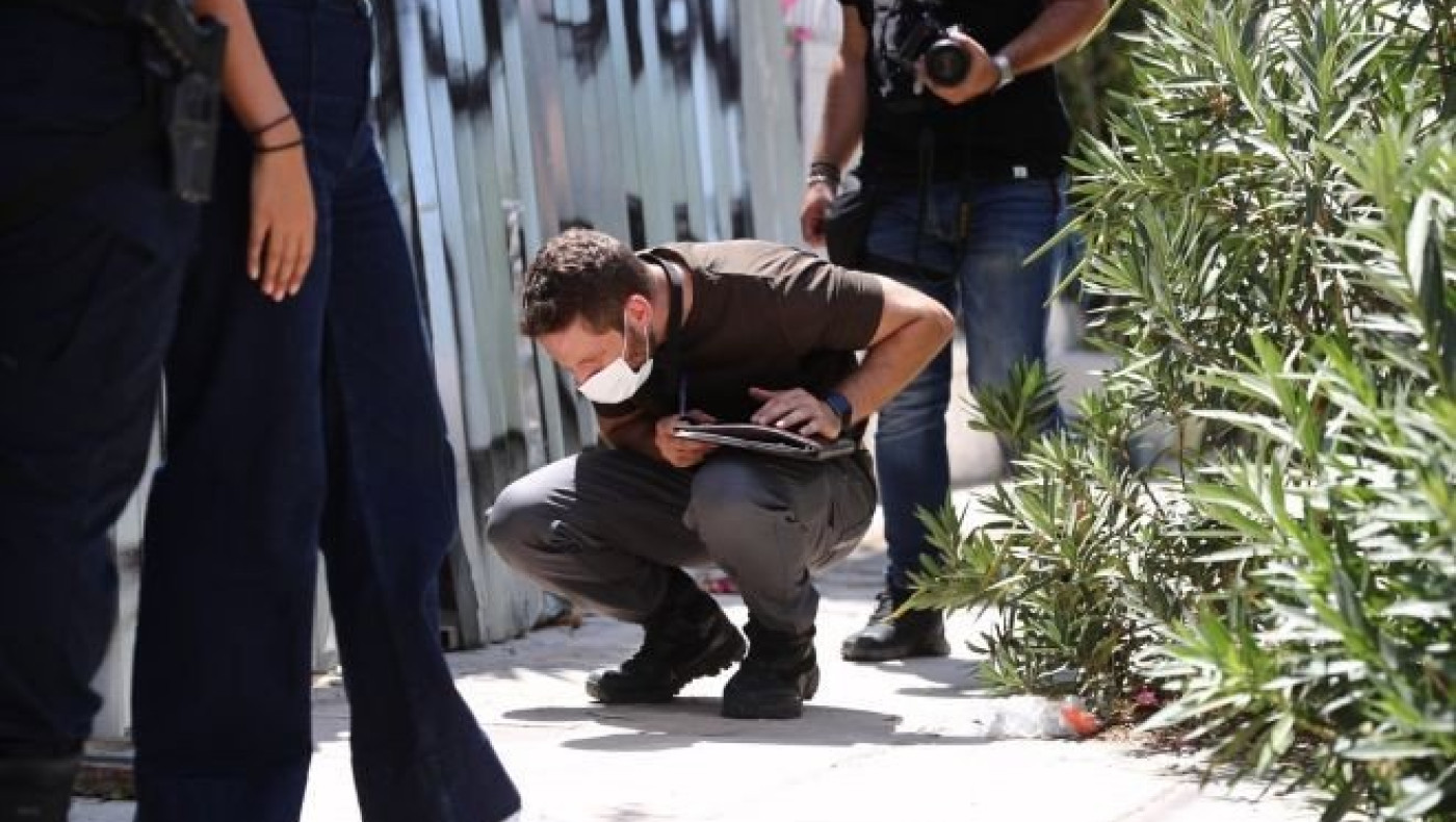 Νέα Φιλαδέλφεια: Καταγγελία φωτορεπόρτερ - Έψαχναν για στοιχεία στη γέφυρα που πριν λίγη ώρα έπλεναν με πιεστικό