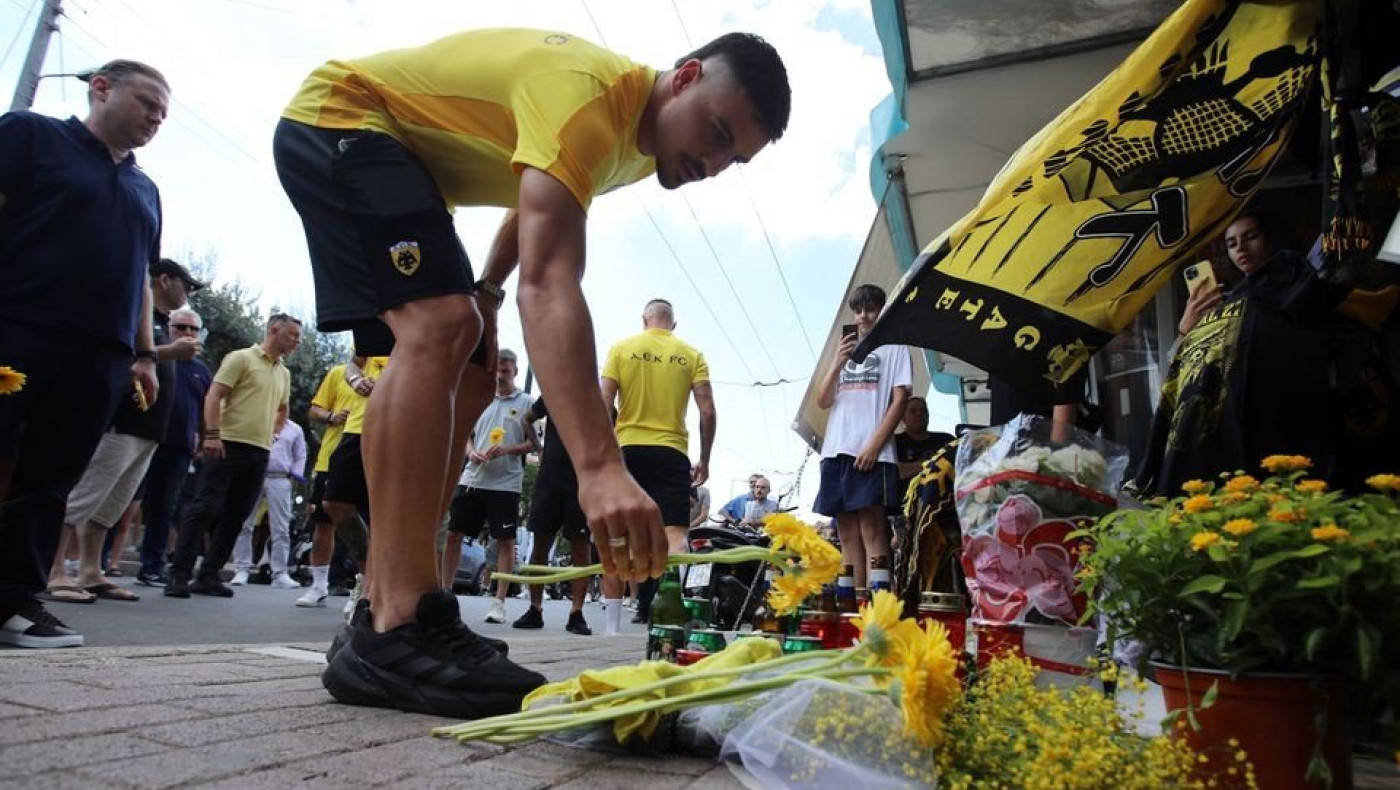 ΑΕΚ: Οι αρχηγοί της ομάδας άφησαν λουλούδια στο σημείο που δολοφονήθηκε ο Μιχάλης