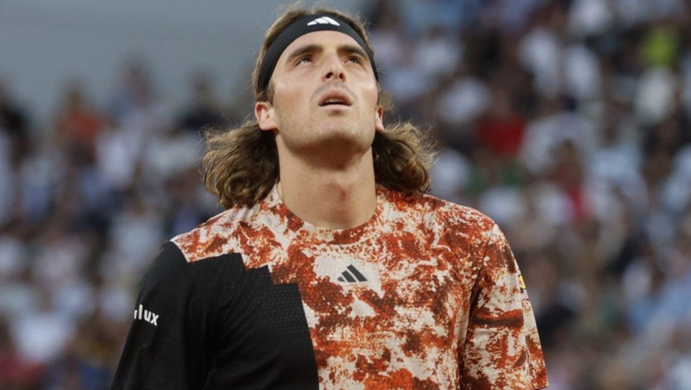 Davis Cup: Άλλαξαν τα λευκά καθίσματα μετά το αίτημα του Τσιτσιπά και τοποθετήθηκαν μπλε