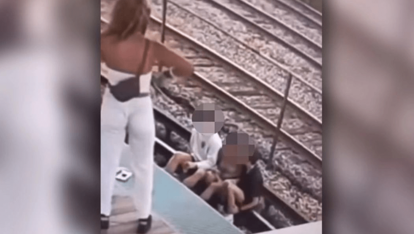 Πόζαραν για selfie πάνω σε γραμμές τρένου και τους χτύπησε το ρεύμα