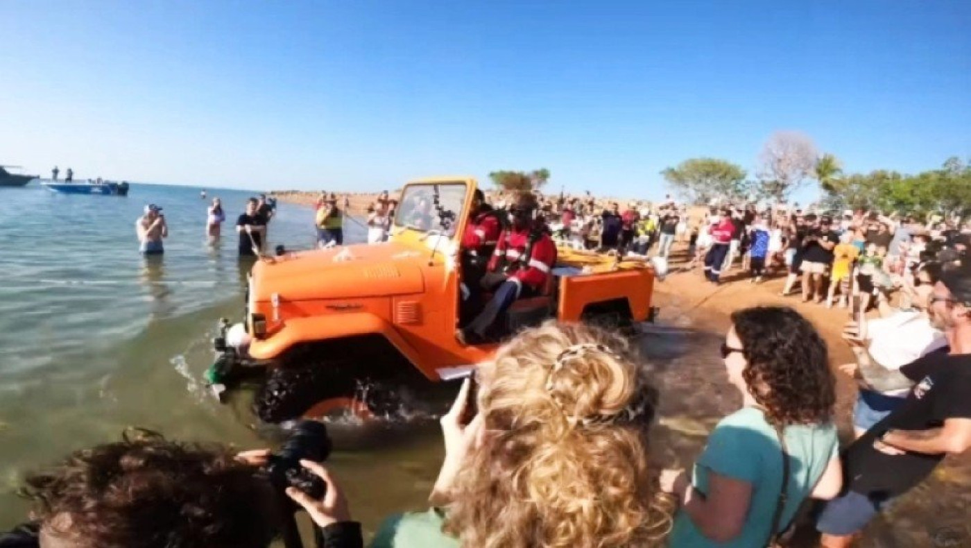Αυστραλία: Μετέτρεψαν αυτοκίνητο σε υποβρύχιο και οδήγησαν για επτά χιλιόμετρα στο βυθό της θάλασσας