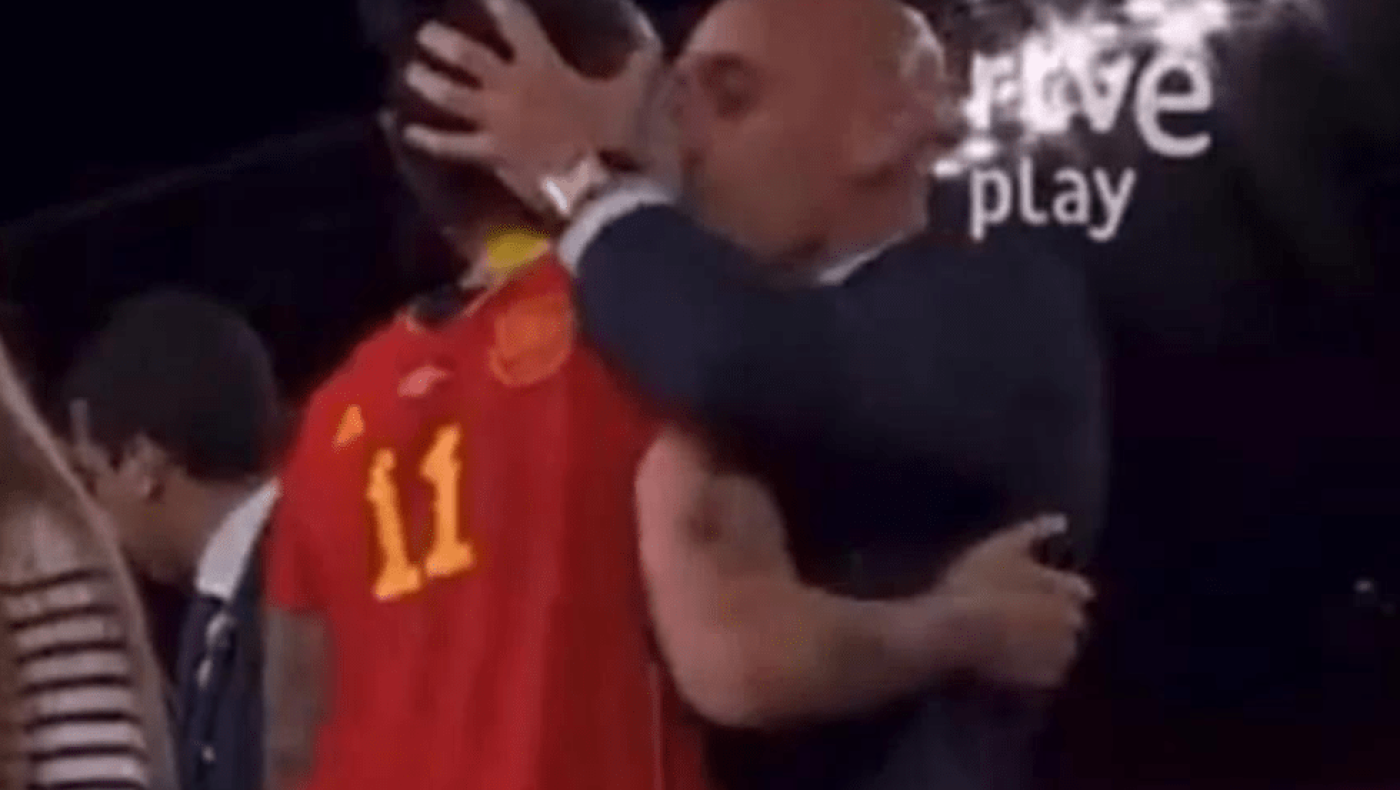 «Σεξουαλική βία το φιλί του προέδρου στην Ερμόσο»