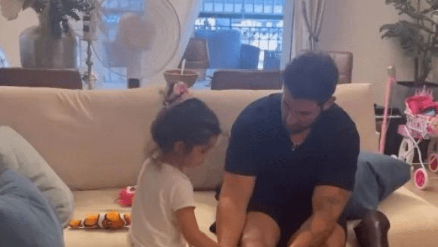 Το συγκινητικό βίντεο του Ετεοκλή Παύλου με την κόρη του - Ζήτησε να βγάλει το πρόσθετο μέλος