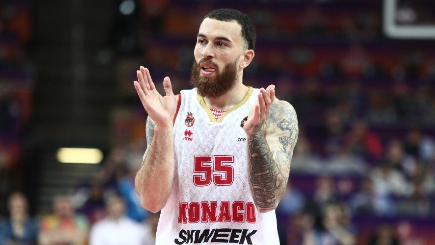 Τζέιμς: «Δε συμφώνησα με κανέναν, οπότε μένω εδώ»