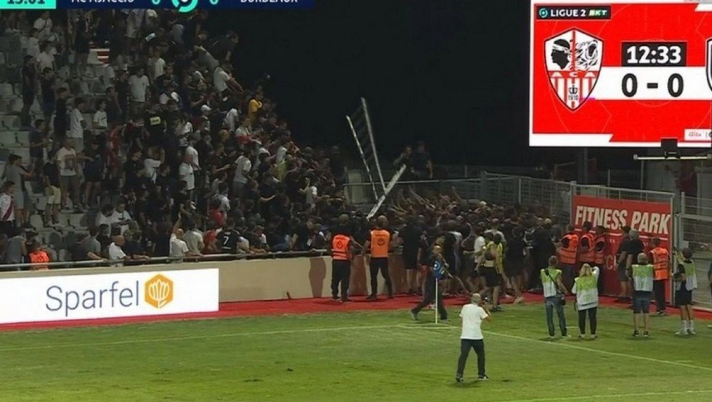 Σοβαρά επεισόδια και διακοπή στο Αζαξιό - Μπορντό (vid)