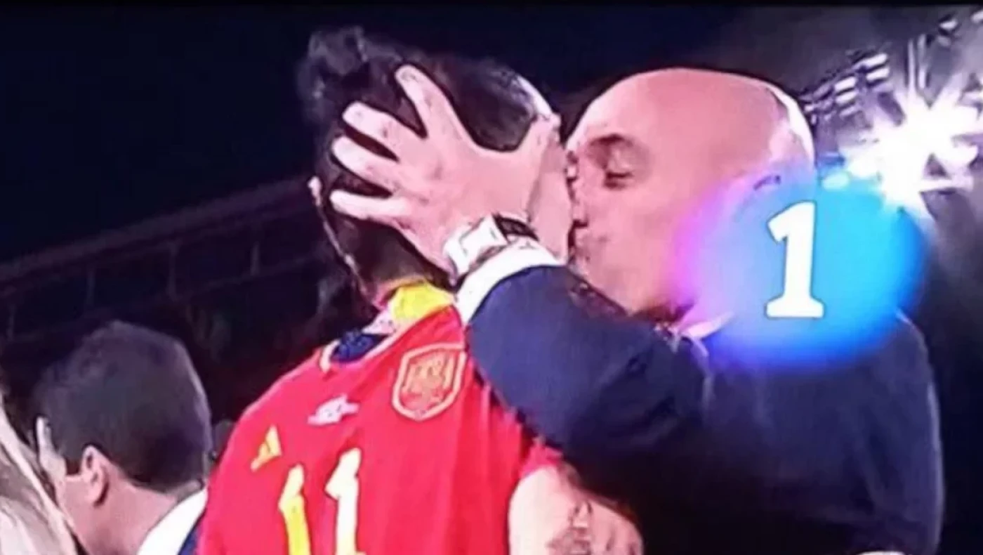 Ισπανία: Η Ερμόσο θα κινηθεί δικαστικά κατά του προέδρου της ποδοσφαιρικής ομοσπονδίας που την φίλησε στο στόμα