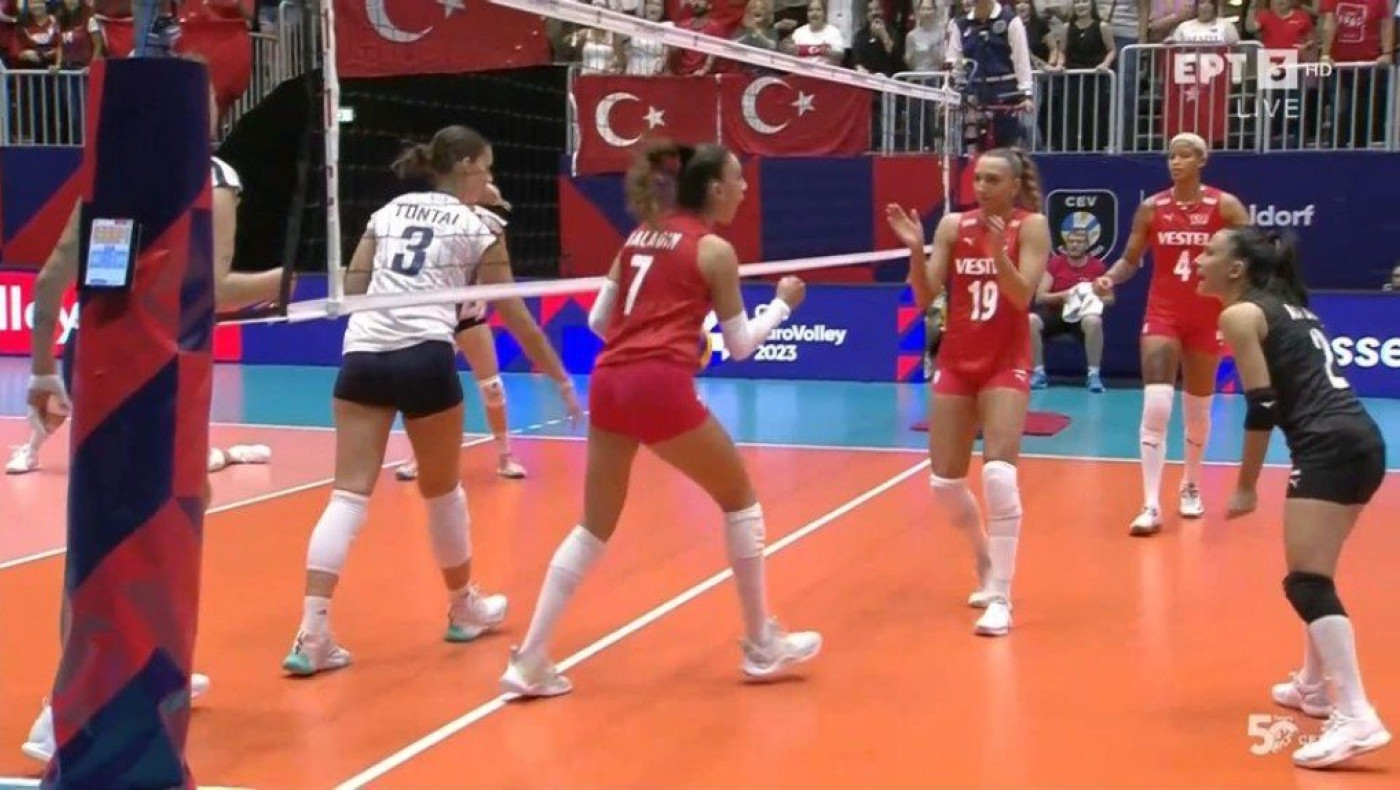 Ελλάδα - Τουρκία: Μήνυμα ελληνοτουρκικής φιλίας στις εξέδρες του γηπέδου, υψώθηκε σημαία και των δύο χωρών