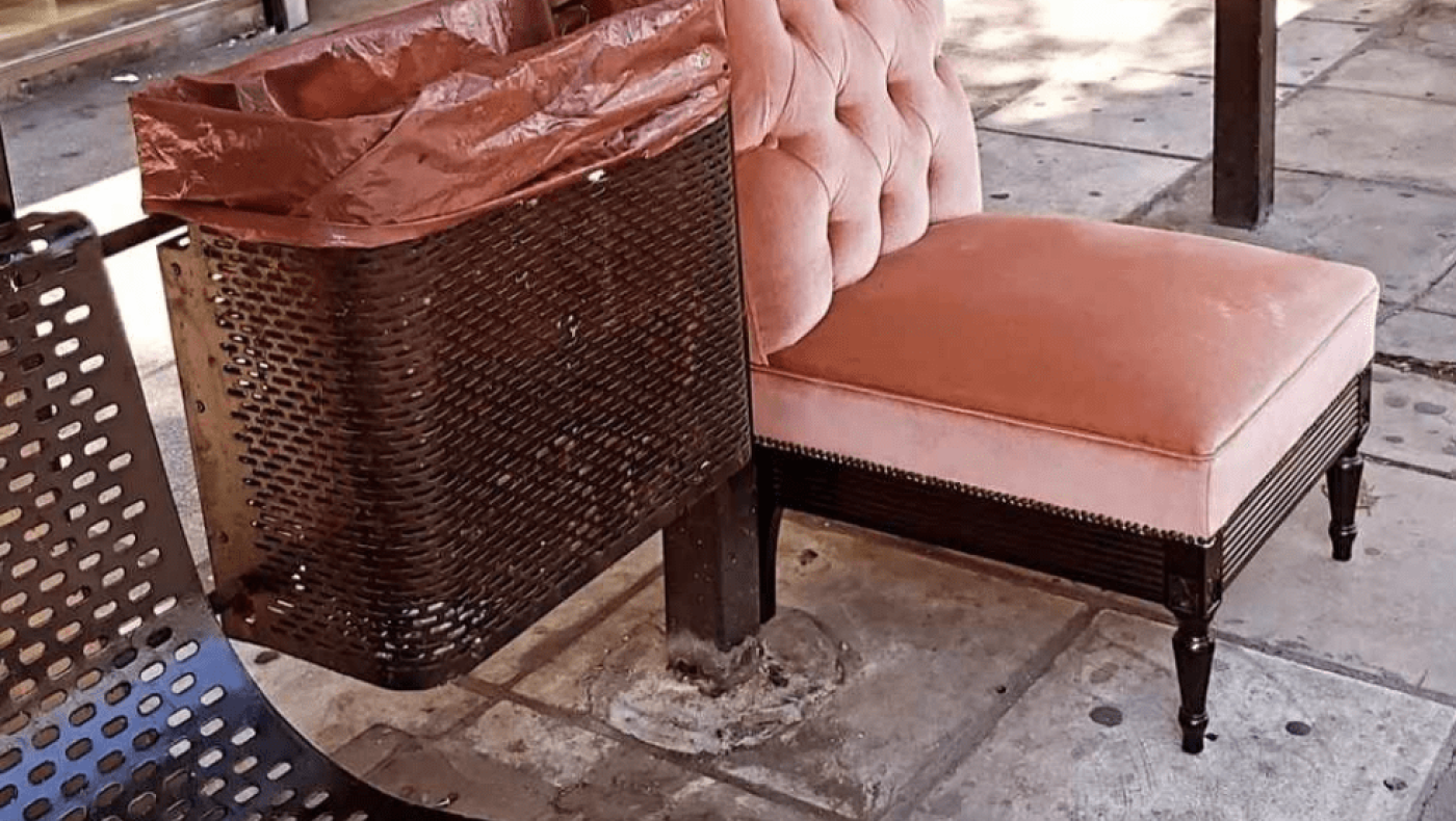 Έβαλαν... πολυθρόνα σε στάση του ΟΑΣΘ (pic)