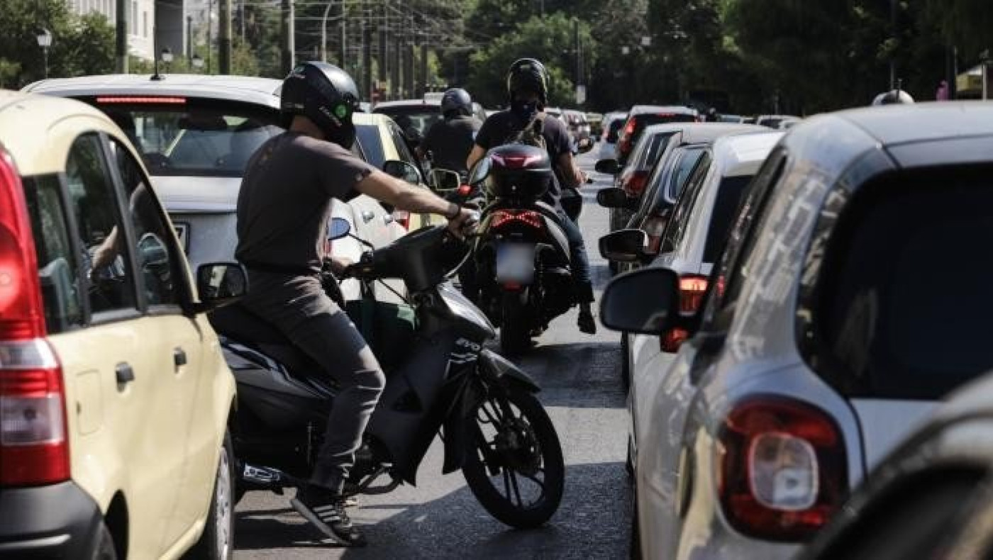 Όσκαρ οδηγικής ανευθυνότητας: Καβάλησε το μηχανάκι του με σπασμένο πόδι και τις πατερίτσες στο χέρι (vid)