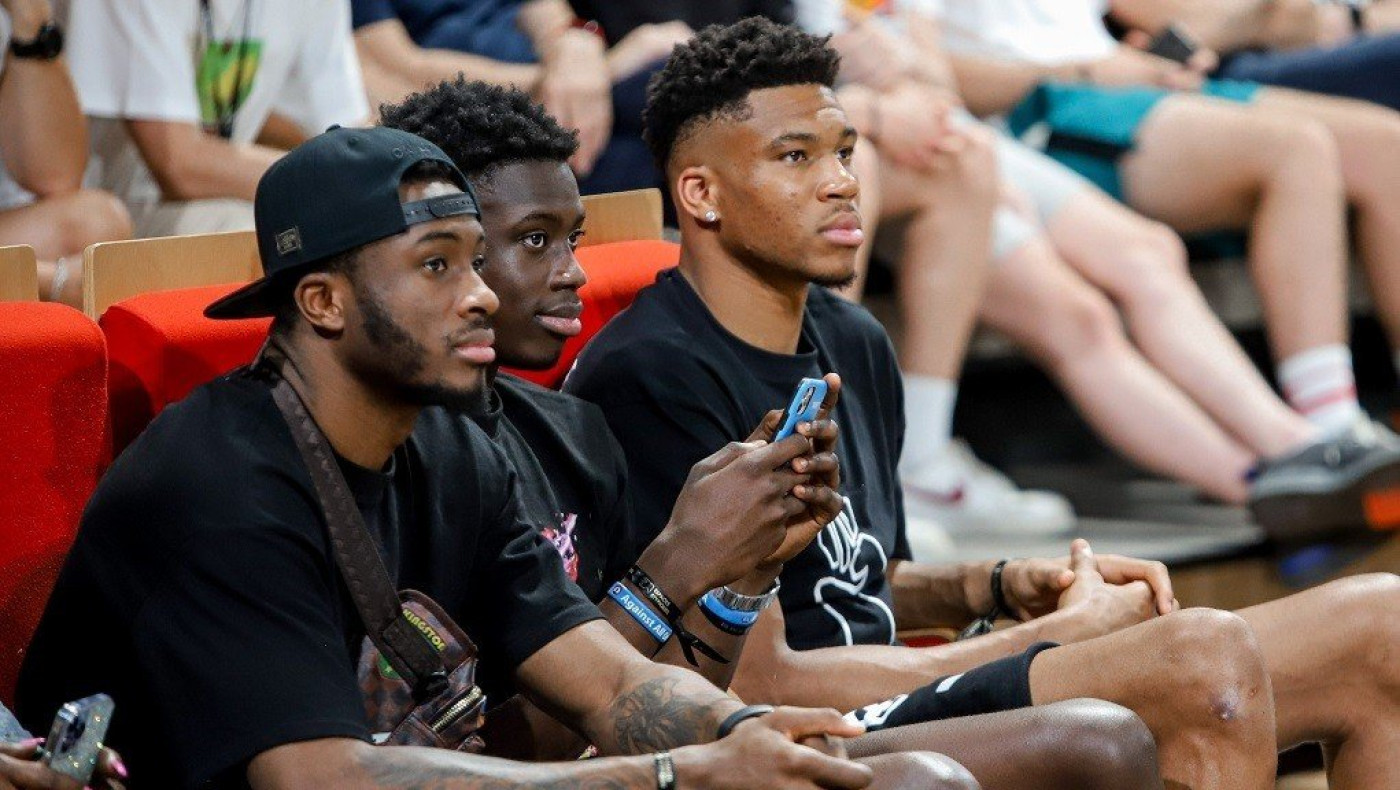 Μιλγουόκι Μπακς: Τριτώνουν οι Αντετοκούνμπο στην ομάδα