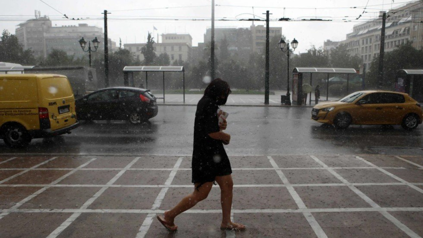 Καιρός: Επικίνδυνες βροχές και πτώση της θερμοκρασίας από Δευτέρα