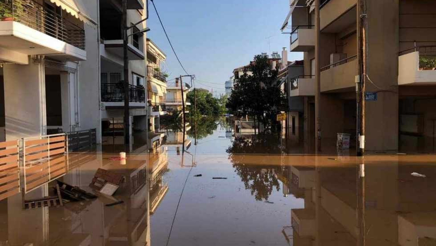 Με βανάκι και… φορτωτή περνούν πολίτες προς Γιάννουλη, Φαλάνη, Τύρναβο – Παρέμβαση Καλογιάννη – «Δεν υπάρχει πρόβλημα στατικότητας στη γέφυρα» (Pics και Vid)