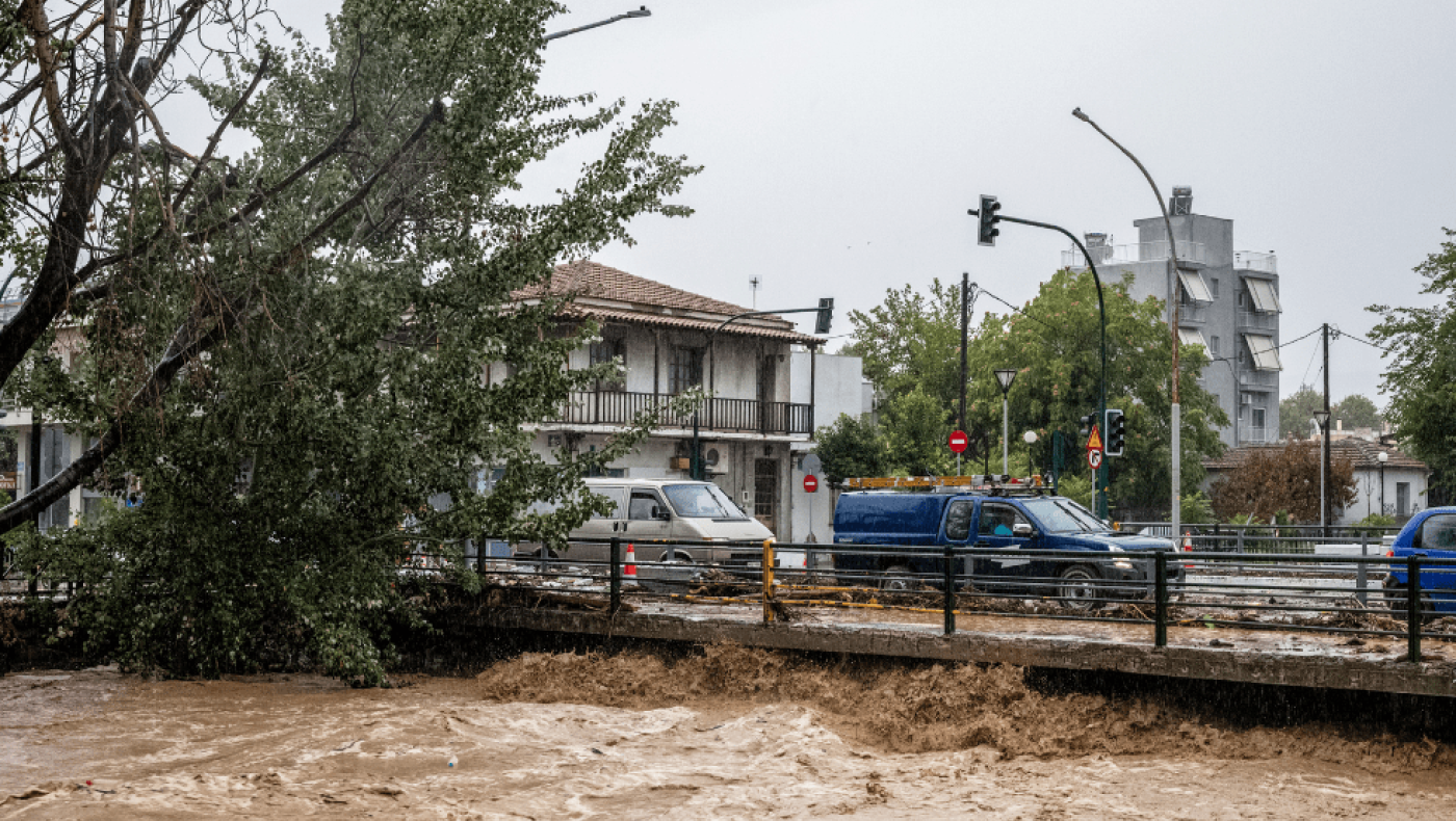 Συγκλονιστικό βίντεο: Η στιγμή που η γη «καταπίνει» λεωφορείο στον Βόλο