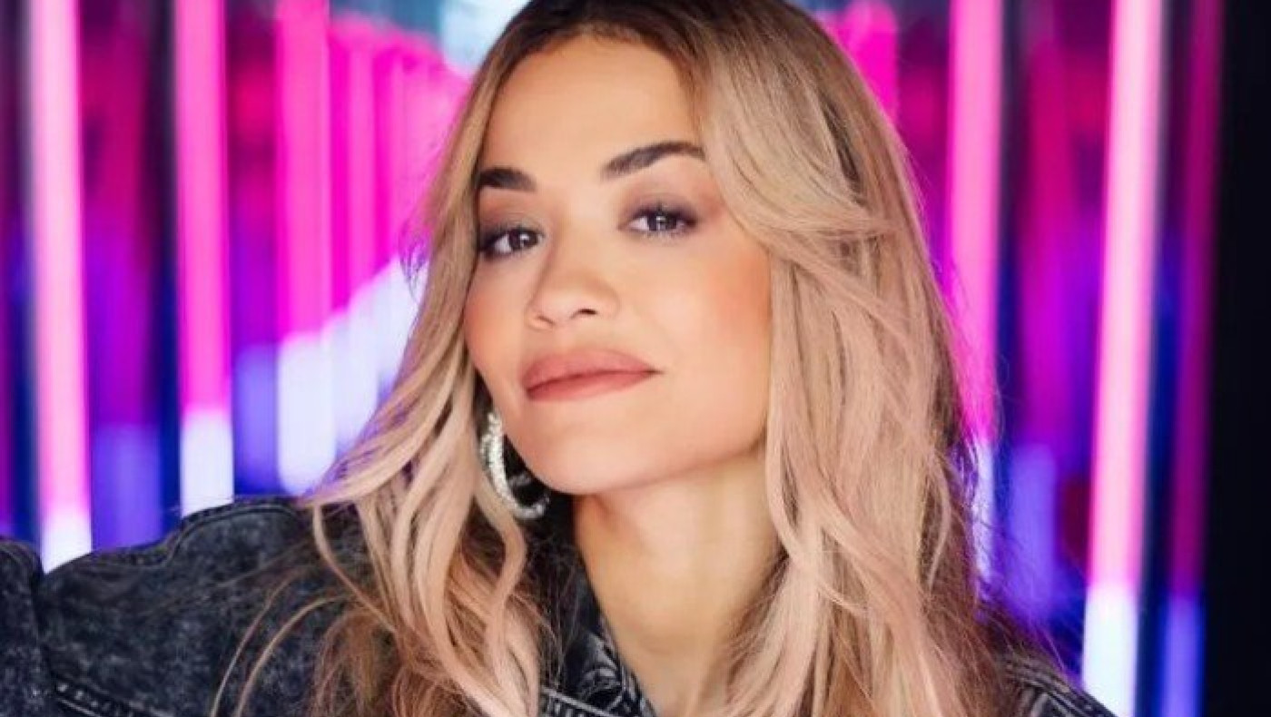 Η Rita Ora φόρεσε... καυτό μίνι και ανέβασε επικίνδυνα την αδρεναλίνη (pics)