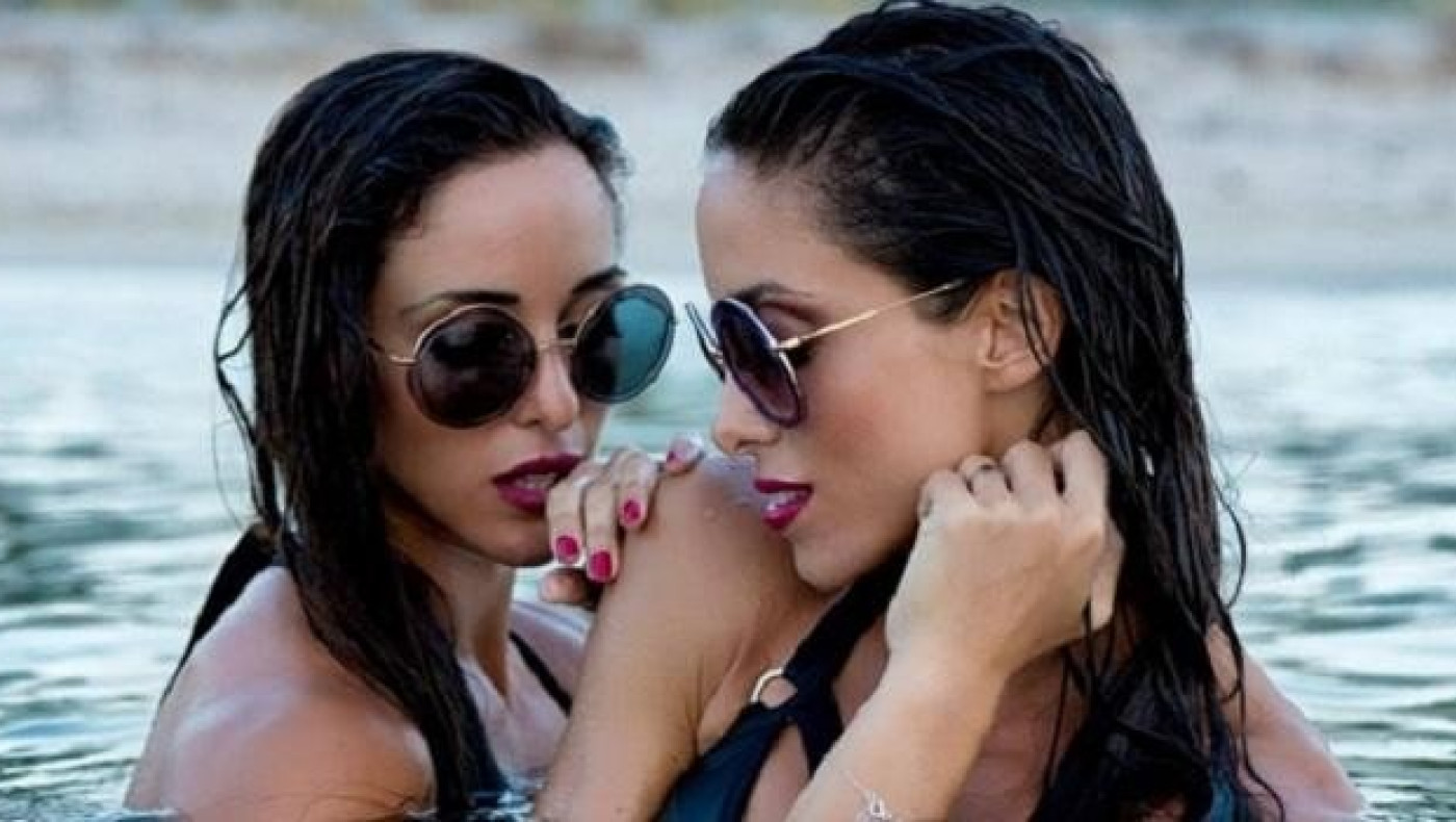 Δίδυμες για... φίλημα! (pics)