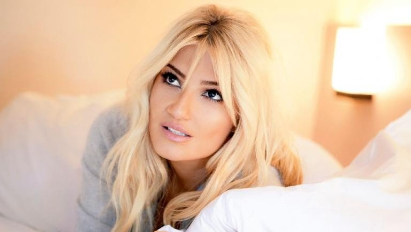 Κατακόκκινη και αισθησιακή η Φαίη Σκορδά (pic)