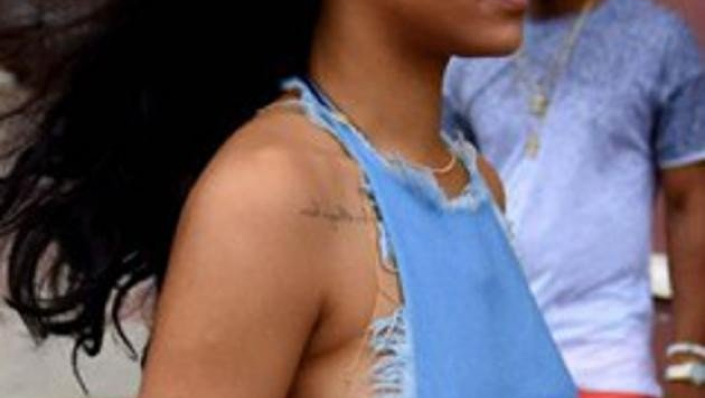 Πασίγνωστη τραγουδίστρια κυκλοφορεί χωρίς σουτιέν! (Pics)